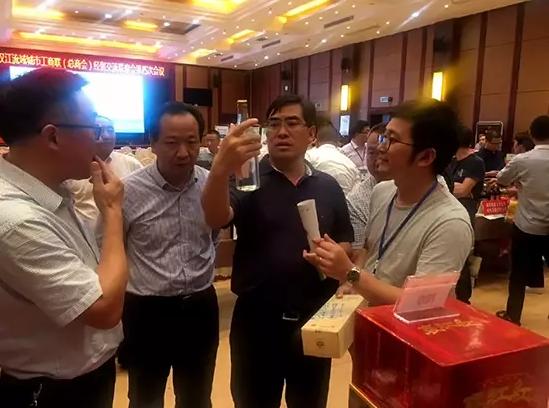 十堰市郧阳区委书记孙道军(右二)高度评价湖北老字号—襄江牌·襄江