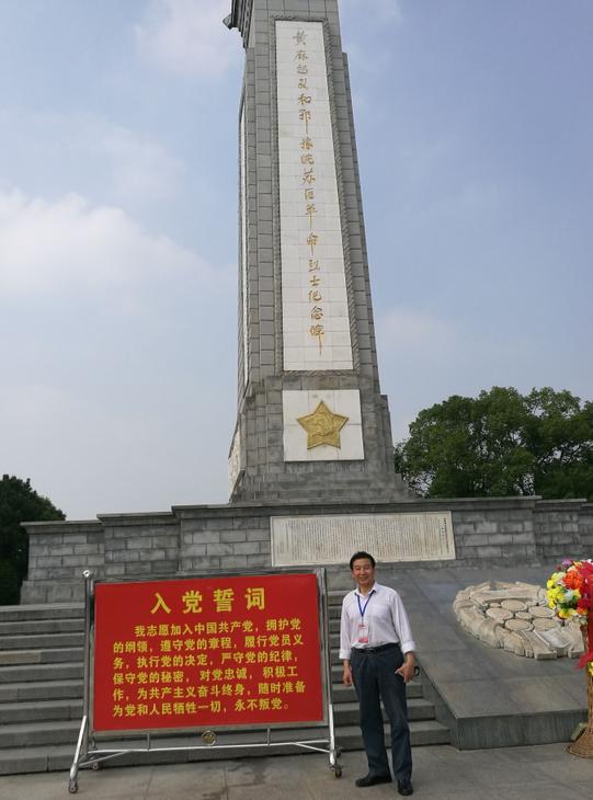 21-宋克杰在革命烈士纪念碑前重温入党誓词.JPG