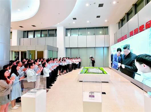 6.29 10-4月28日，武汉新芯集成电路制造有限公司的员工们聚集在大屏幕前观看《新闻联播》，重温习近平总书记到该公司考察国产自主芯片的情景.jpg