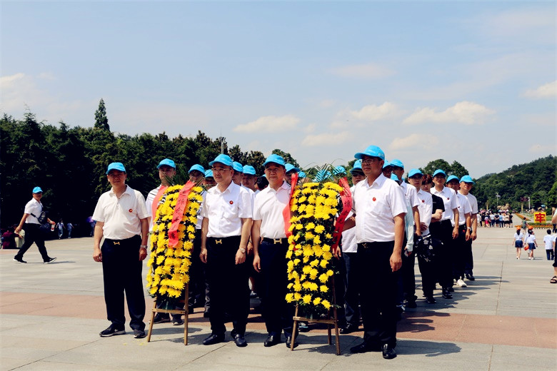 7.19在毛泽东同志纪念广场向毛主席铜像敬献花篮 -2.JPG