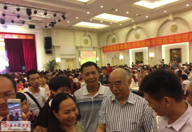 4-新型肽类免疫剂已造福千万人，图为邹远东（右二）与消费者亲切交谈副本.jpg