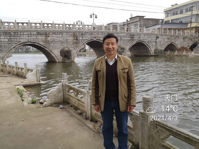 8－宋克杰在皂市百年古桥万寿桥（俗称“西大桥”）旁_副本.jpg
