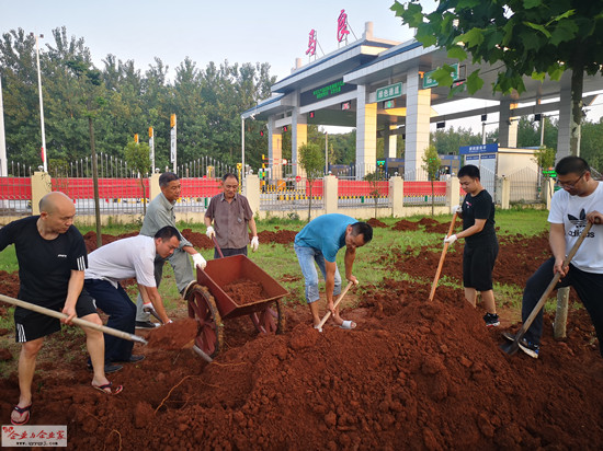 4-齐心开荒种植、建设美丽家园_副本.jpg