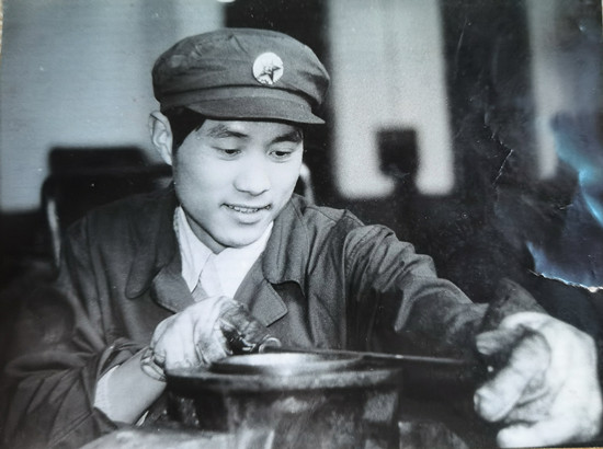 2-魏正国在空军后勤部第二汽车修理厂机加车间工作（1988年）.jpg