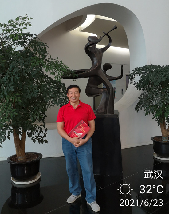 3-宋克杰在武汉琴台音乐厅前厅乐师塑像前_副本.jpg