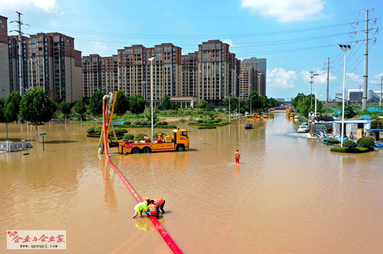 4－城轨公司在2021年7月河南郑州暴雨期间，累计派出1000余人次，出动“龙吸水”等现代化特种机具150余台套参与抗洪抢险（摄影 张玺）_副本.jpg