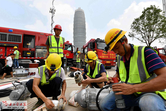 5－2021年7月，城轨公司在参与河南郑州抗洪抢险期间，抢险队员在街道组装抽排水设备。（摄影 张玺）_副本.jpg