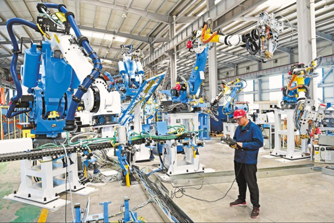6－华工激光项目团队正在进行东风本田新款思域汽车车身焊接线体的安装调试工作_副本.jpg