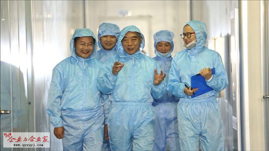 6-邹远东（中）和他的科研团队在生产车间讨论问题_看图王_副本.jpg