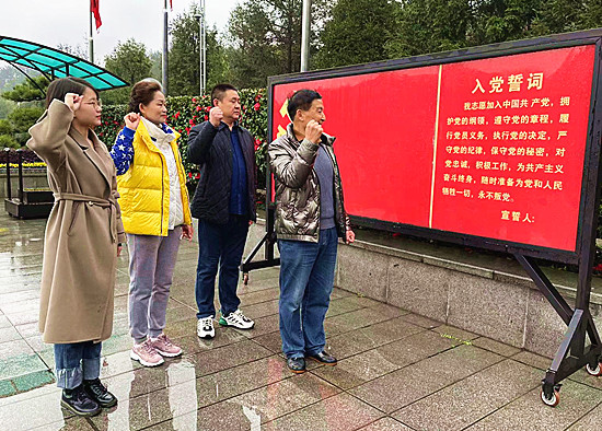 3-湖北省企联党支部组织党员在毛主席像前重温入党誓词1589_副本.jpg
