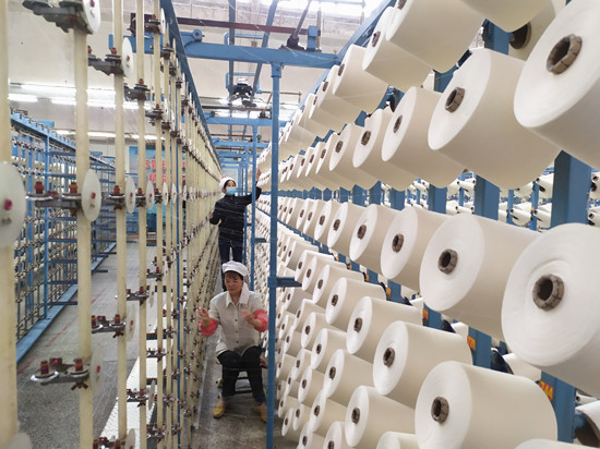 10－际华3509纺织有限公司职工在整经工序上精心作业（虞炬 摄影）_副本.jpg