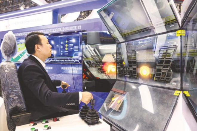 中钢集团武汉安环院一名工作人员演示起重机远程操作模拟器_副本.png
