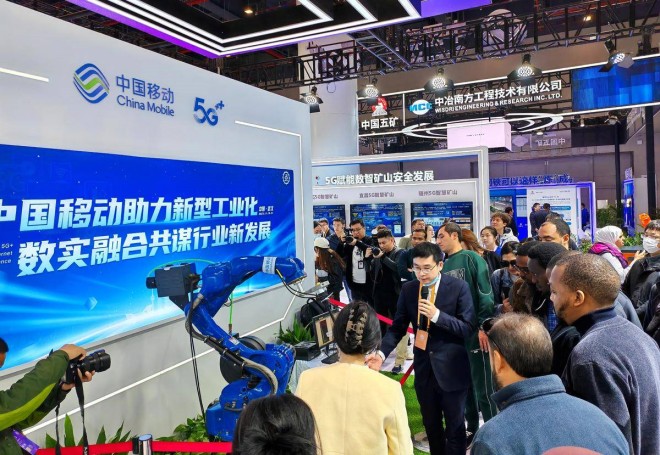 “一带一路”国际友人饶有兴趣的参观中国移动展区_副本.jpg