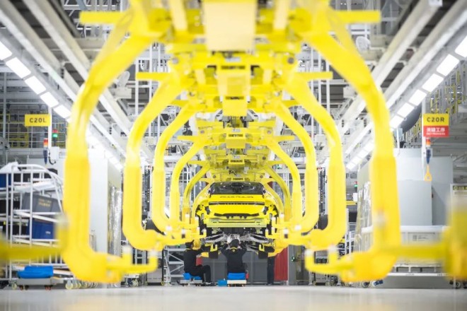在位于武汉经开区智能网联和电动汽车产业园的路特斯全球智能工厂，工人在流水线上作业_副本.jpg