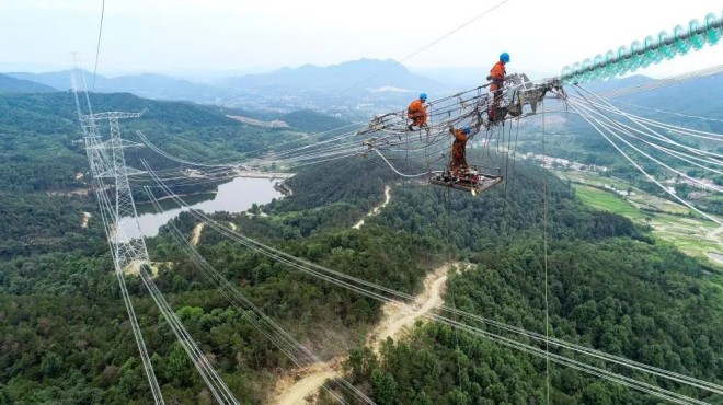 国网湖北送变电公司施工人员在湖北黄冈地区驻马店—武汉1000千伏特高压交流工程工地开展最后的附件安装作业_副本.jpg