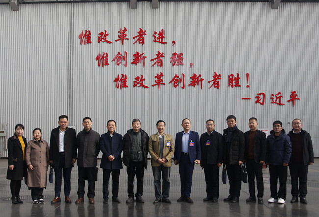9-受邀嘉宾在参观考察驰田汽车股份有限公司智慧工厂时合影（左七为宋克杰） 143_副本.jpg