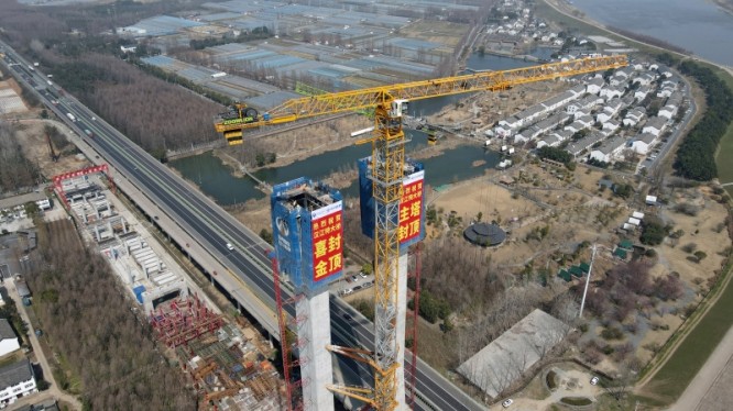 1712651875117601.jpg 1.2京港澳改扩建工程汉江特大桥北岸主塔均顺利封顶_副本.jpg