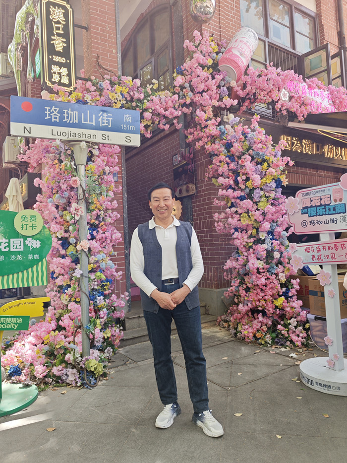 16－宋克杰在与纪念馆毗邻的步行街 33371_副本.jpg