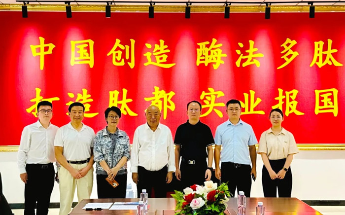 3－宋克杰副秘书长(左二）、董菊副部长（左三）、敬瑞副局长（右三）、何玲玲副科长（右一）、章瑾副科长（右二）、郭力CEO（左一）与九生堂创始人邹远东教授（中）合影640.webp_副本.jpg