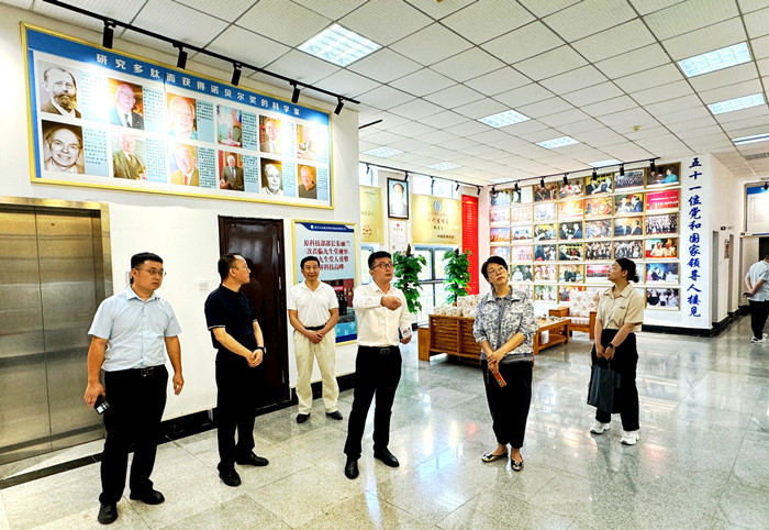 4－宜昌市政府招商考察团参观九生堂酶法多肽博物馆_173240_副本.jpg