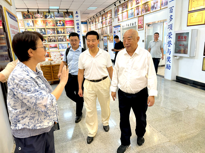5－邹远东教授（右一）、宋克杰副秘书长（右二）欢送宜昌市政府招商考察团18_副本.jpg