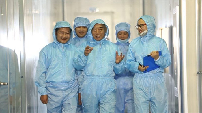 7-邹远东（中）和他的科研团队在生产车间讨论问题 王_副本.jpg
