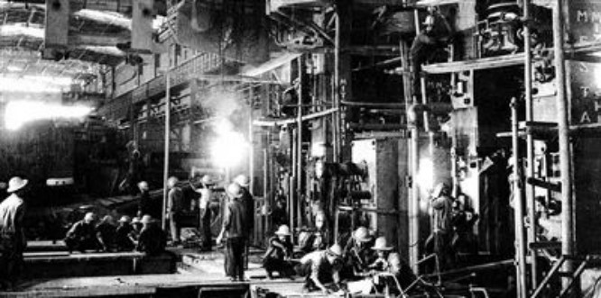2上世纪70年代，工人们正在安装热轧厂粗轧机配件_副本.jpg