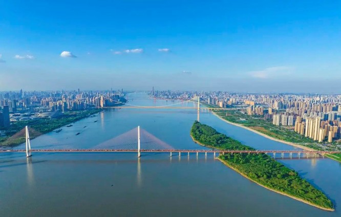 从500米高空鸟瞰武汉的长江大桥，八座长江大桥一图全收_副本.jpg
