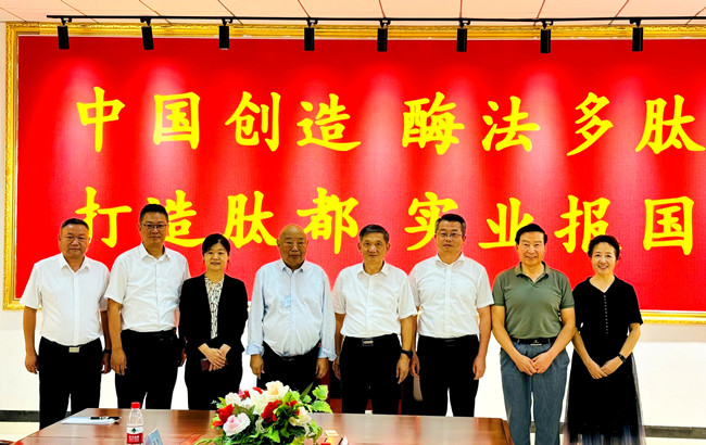 6－孝感市招商考察团在考察九生堂时与邹远东教授（左四）、省企联副秘书长宋克杰（右二）合影 5_150859_副本.jpg