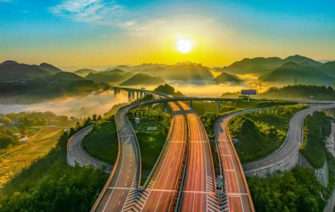 1763201172161240.jpg 1金秋十月,朝霞云雾掩映中的银百高速白杨互通,美若仙境_副本.jpg