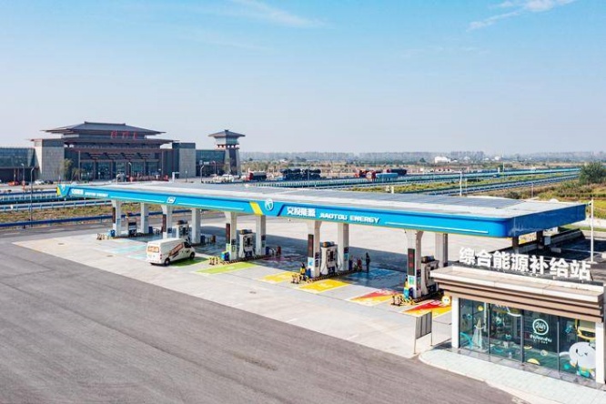 1763201580683904.jpg 5荆州东服务区建成全国首个“光储充换放”一体化智能微电网示范站,成为绿色出行的“新样本”_副本.jpg