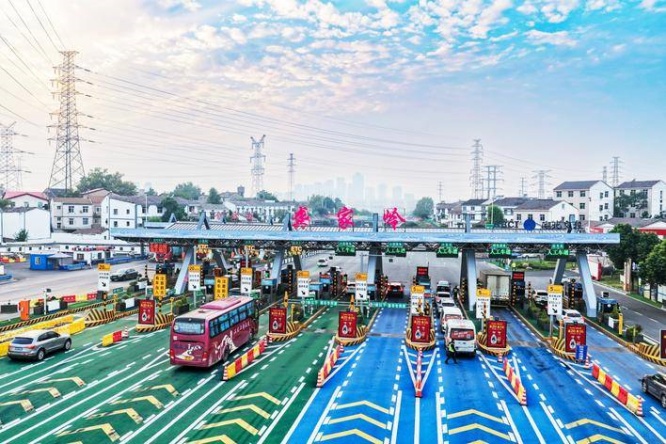 1763202223518920.jpg 2龚家岭收费站路域环境全面焕新,勾勒出江城“东大门”的温暖轮廓_副本.jpg