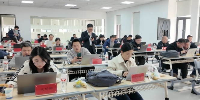 1763973394798583.jpg 学员在进行HarmonyOS应用开发者认证考试_副本.jpg