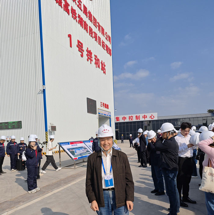 1764236301295929.jpg 5-宋克杰在长赣高铁项目现场7_164807_副本.jpg