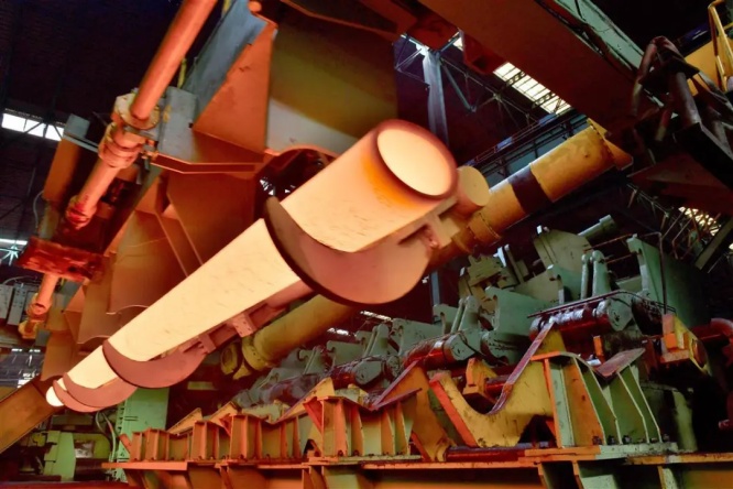 6大冶特钢460钢管厂，一根高端中厚壁无缝钢管卷着热浪下线。（通讯员 朱友松 摄）.jpg