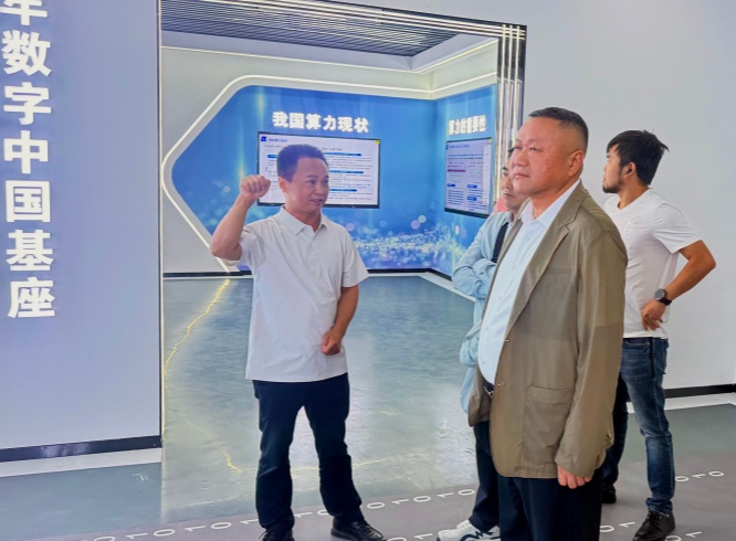 2 湖北省企联企业家考察团实地走访当地企业_副本.jpg